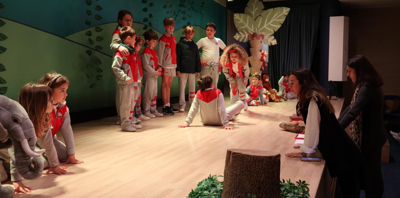 Los alumnos y las profesoras durante el ensayo de la obra de teatro. | Patricia Murillo