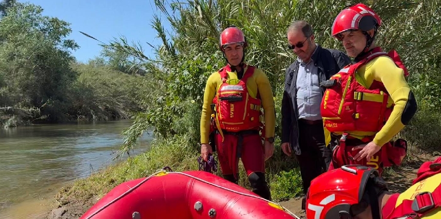 Bomberos Mijas amplía su formación con prácticas de rescate acuático en el río Gomenaro