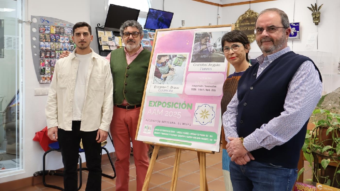 Two new artisans from Mijas show their work in the Tourist Office of the village
