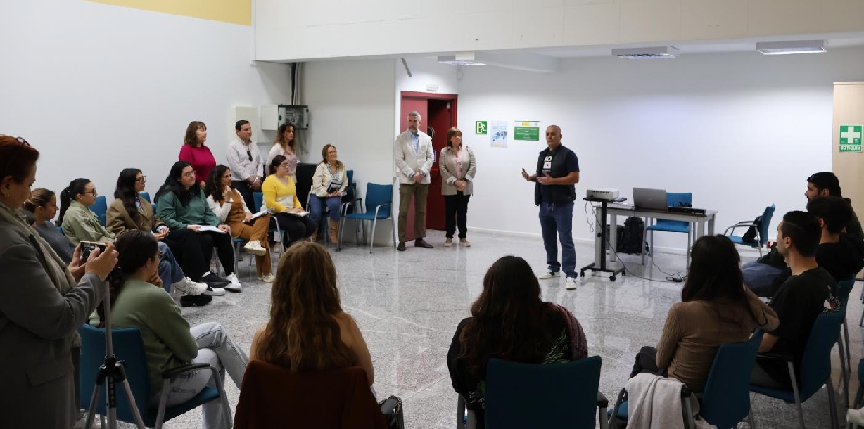 Los 15 alumnos del curso Mitur reciben una clase magistral de inteligencia artificial 