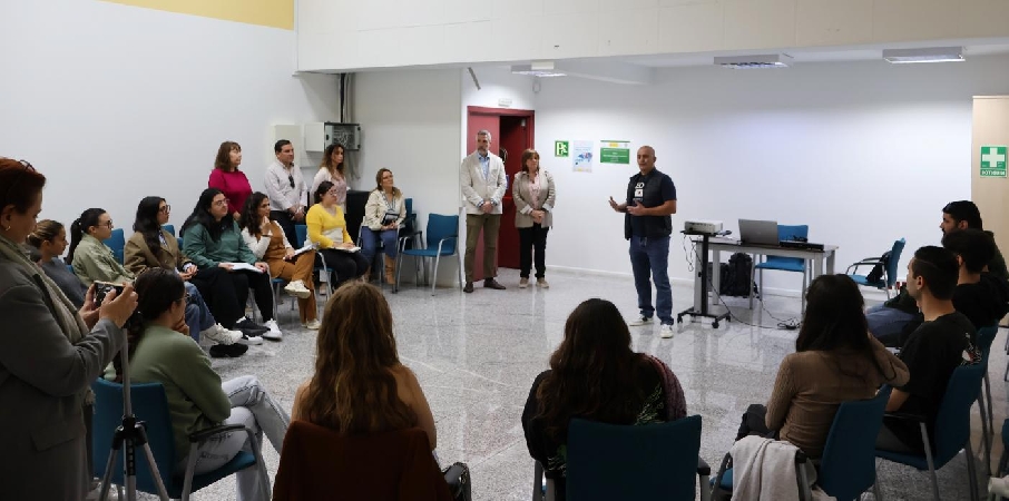 Los 15 alumnos del curso Mitur reciben una clase magistral de inteligencia artificial 