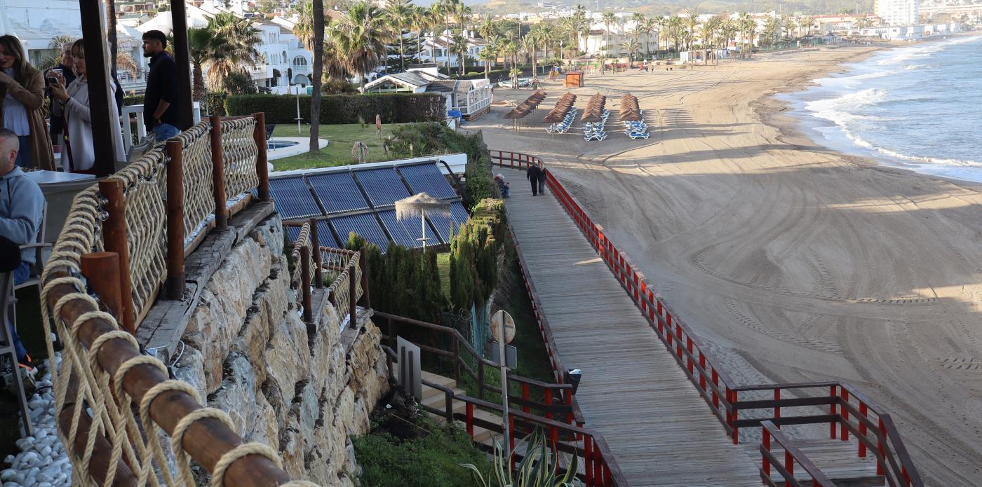 Este establecimiento está ubicado en un lugar privilegiado de La Cala de Mijas, junto a la senda litoral.