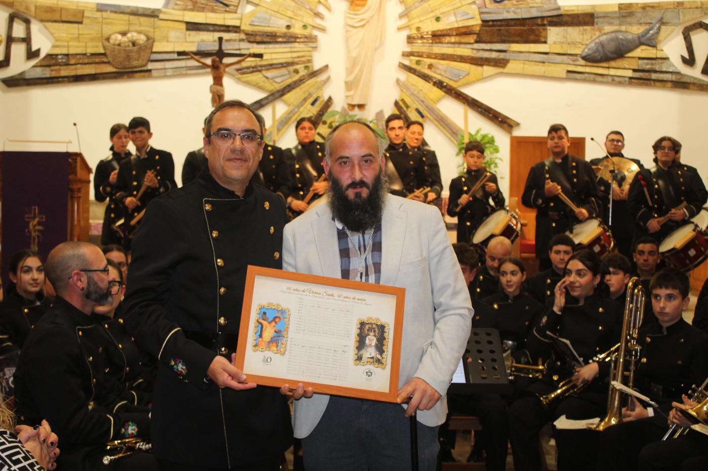 se realizó la entrega oficial de un cuadro con la partitura de la última composición de Cristóbal Cruz  que fue recogido por Emilio José Alguacil
