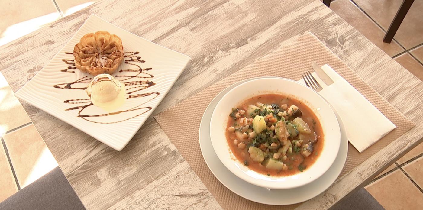 El restaurante Maruha en Las Lagunas propone: potaje de vigilia y, de postre, flores de Semana Santa. MICAELA FERNÁNDEZ