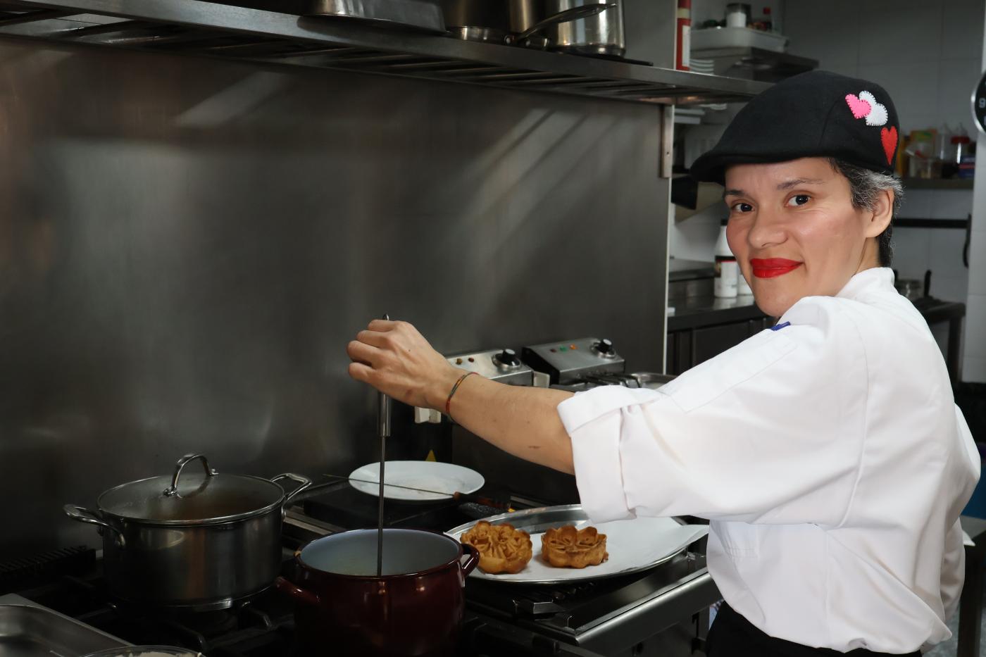 Alicia Rojas, cocinera y socia del restaurante, posa ante nuestras cámaras.