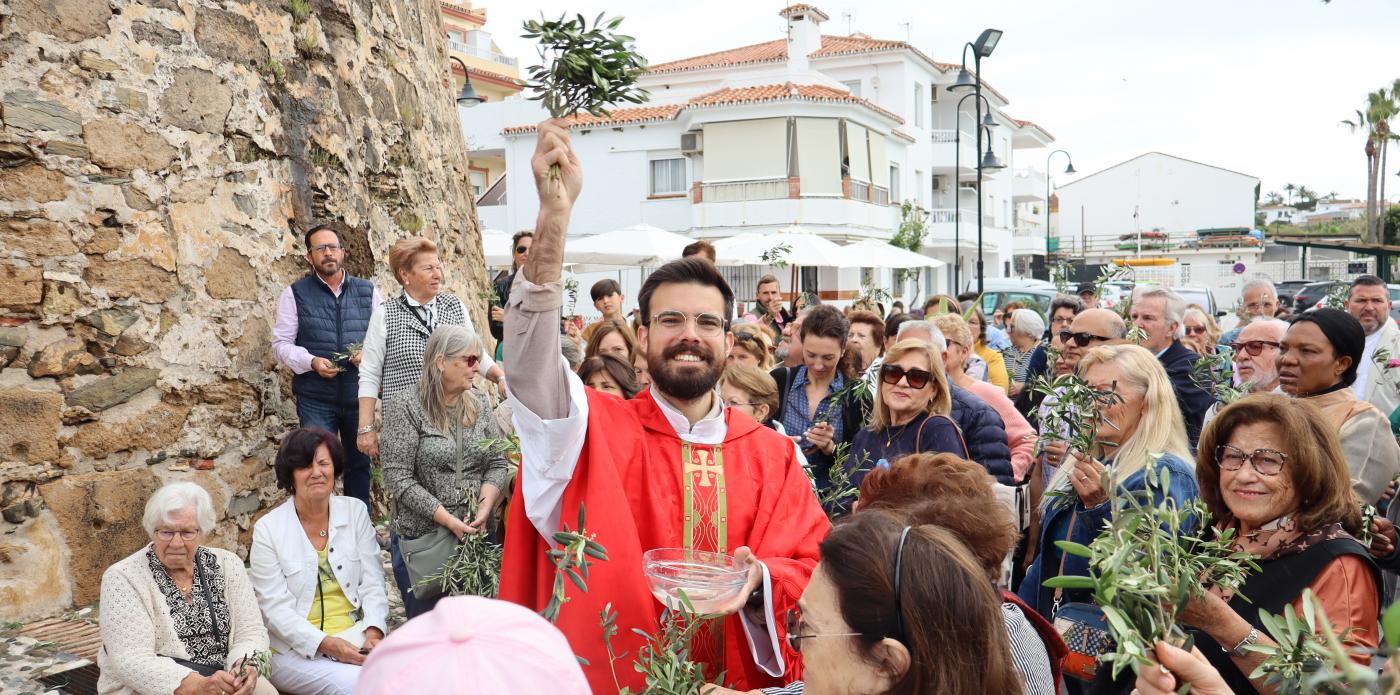 El párroco de La Cala, Juan Baena, bendijo las ramas de olivo.  M.C.