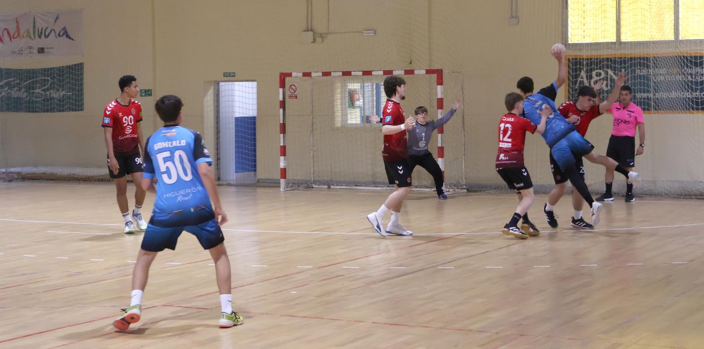De azul, el cadete del BM Mijas, ante el BM Pinto, en Las Cañadas. 