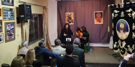 Iván Chaskío, El Patillas y Miguel de Tena exaltan la saeta en la peña El Gallo