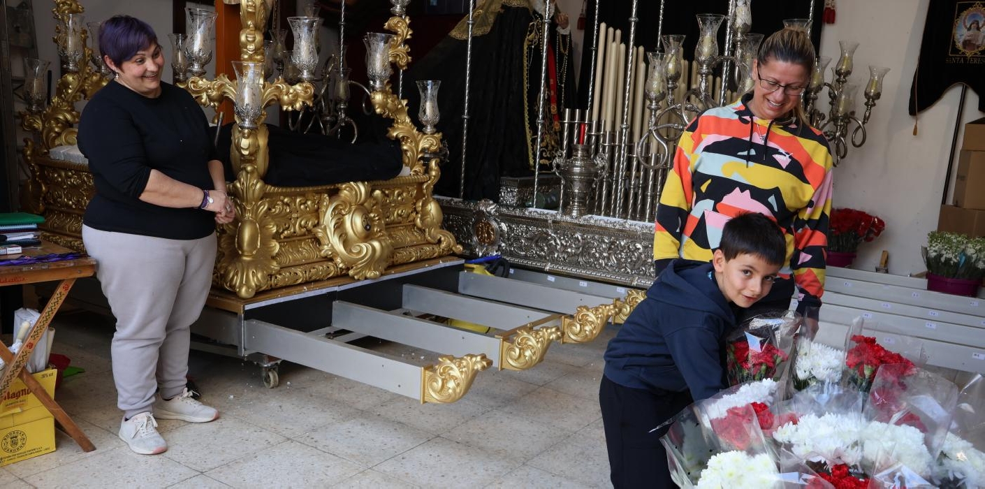 Los vecinos de La Cala llevan flores al Cristo Crucificado y a la Virgen de los Dolores