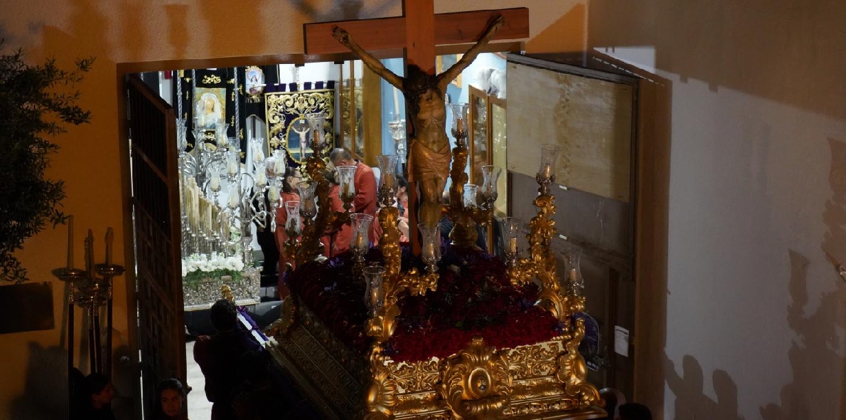 La Cala se llena para el encuentro del Crucificado y la Virgen de los Dolores
