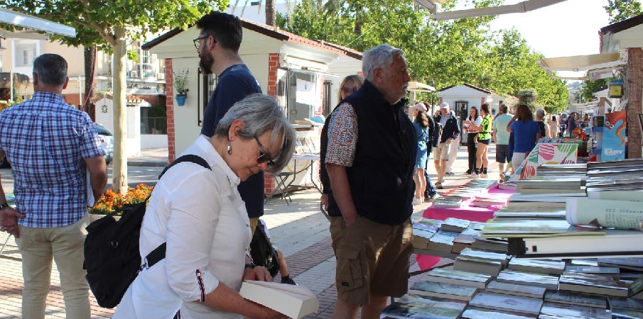 La plaza de La Candelaria acoge del jueves al domingo la Feria del Libro de Mijas