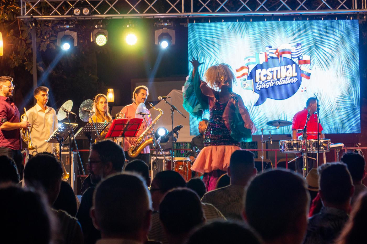 Todos los días, la programación comienzas a las 19:30 horas.  Producciones Raíces. 