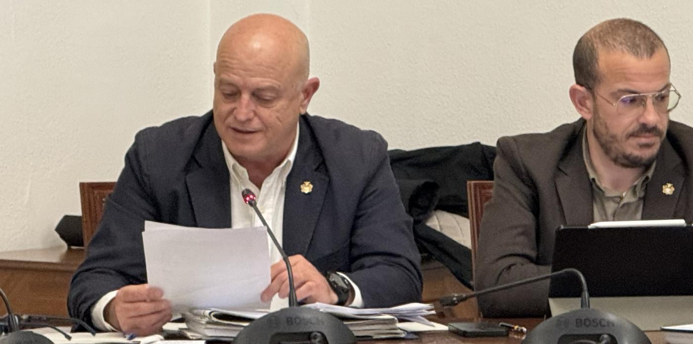 Imagen de archivo del portavoz de Vox y primer teniente de alcalde de Mijas, Juan Carlos Cuevas Dawson, en un pleno. PRENSA VOX