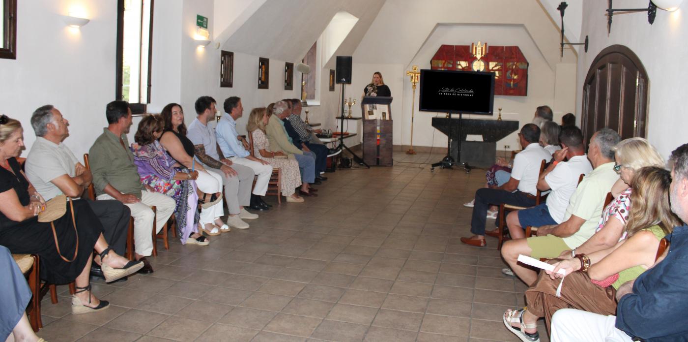 La directora de Mijas Comunicación, Laura Delgado, presentando el documental. |