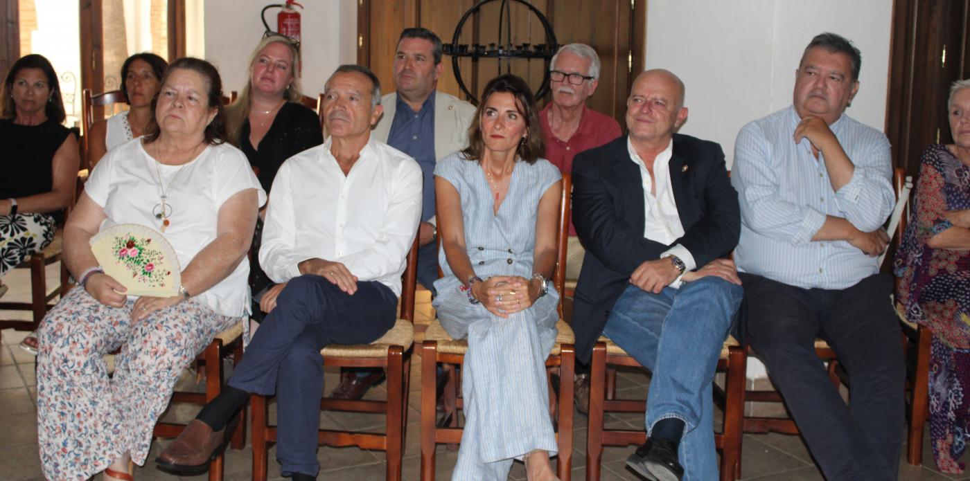 Miembros del equipo de gobierno de Mijas, entre ellos la alcaldesa Ana Mata (en el centro), con el presidente de Sitio de Calahonda, Cesar Contreras (2º izqd.) |