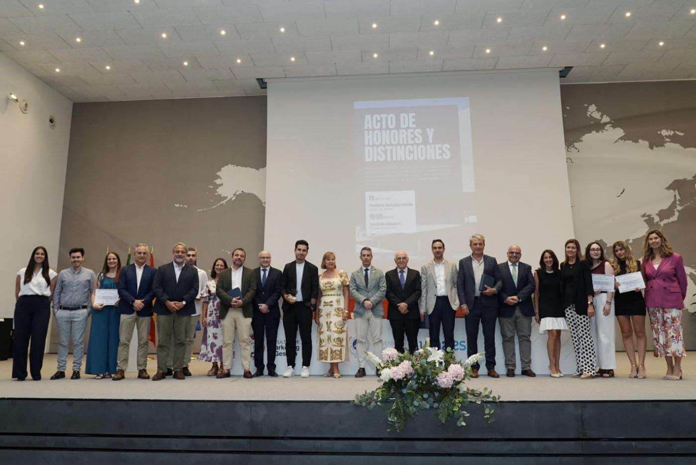 Foto de familia de las personas distinguidas por la UMA.