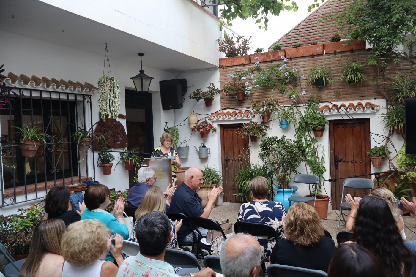 Esta socia le hizo un homenaje a Merche Jiménez, coordinadora del círculo durante ocho años.