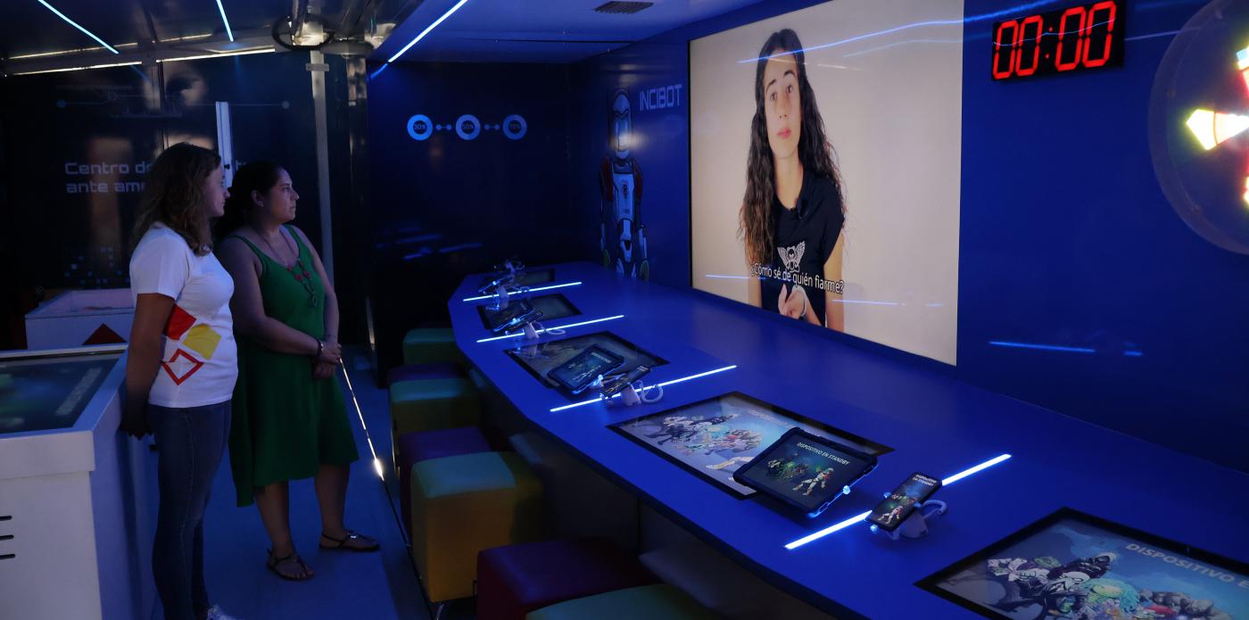 La edil de Via Pública y Juventud, visita la zona del escape room.