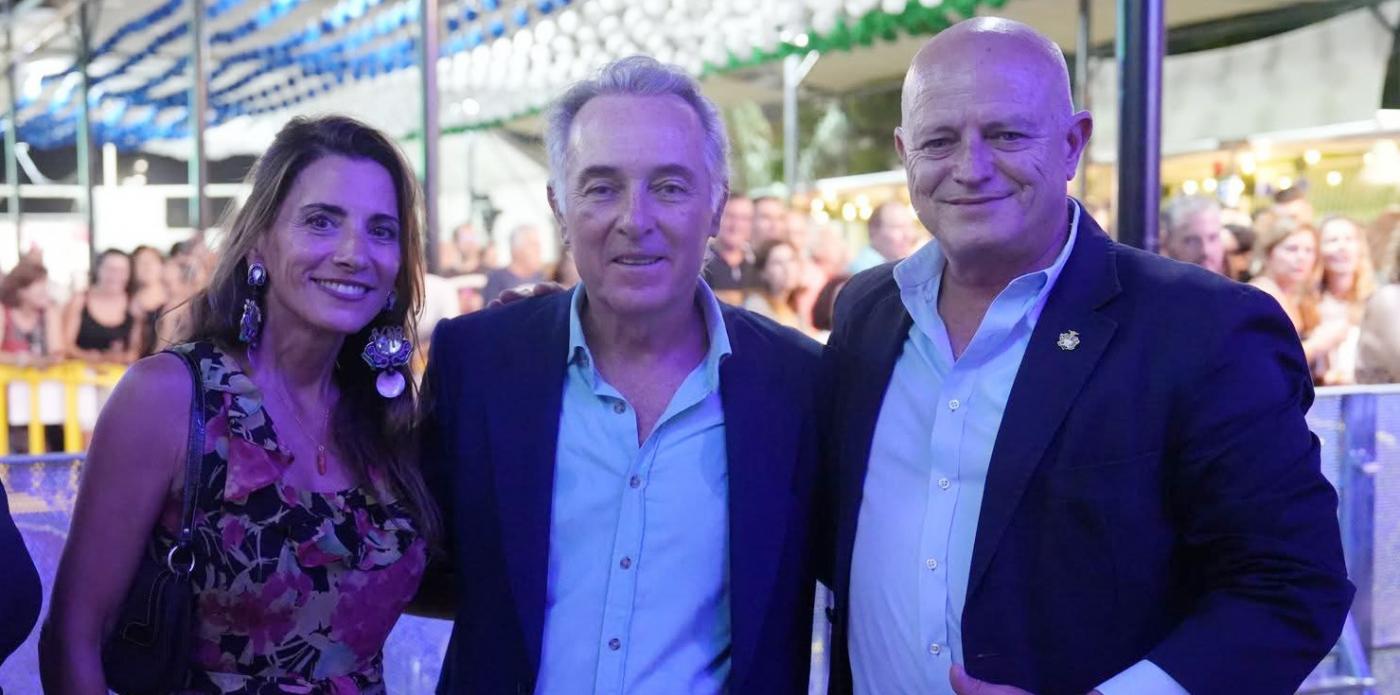 La alcaldesa de Mijas, Ana Mata, y el teniente alcalde, Juan Carlos Cuevas Dawson, junto al artista José Manuel Soto.