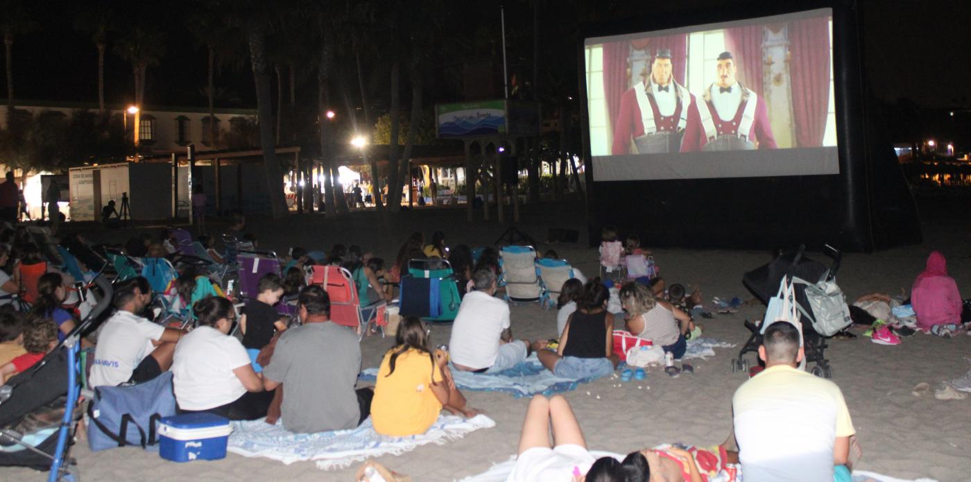 Película proyectada el año pasado en esta misma playa.  ARCHIVO. 