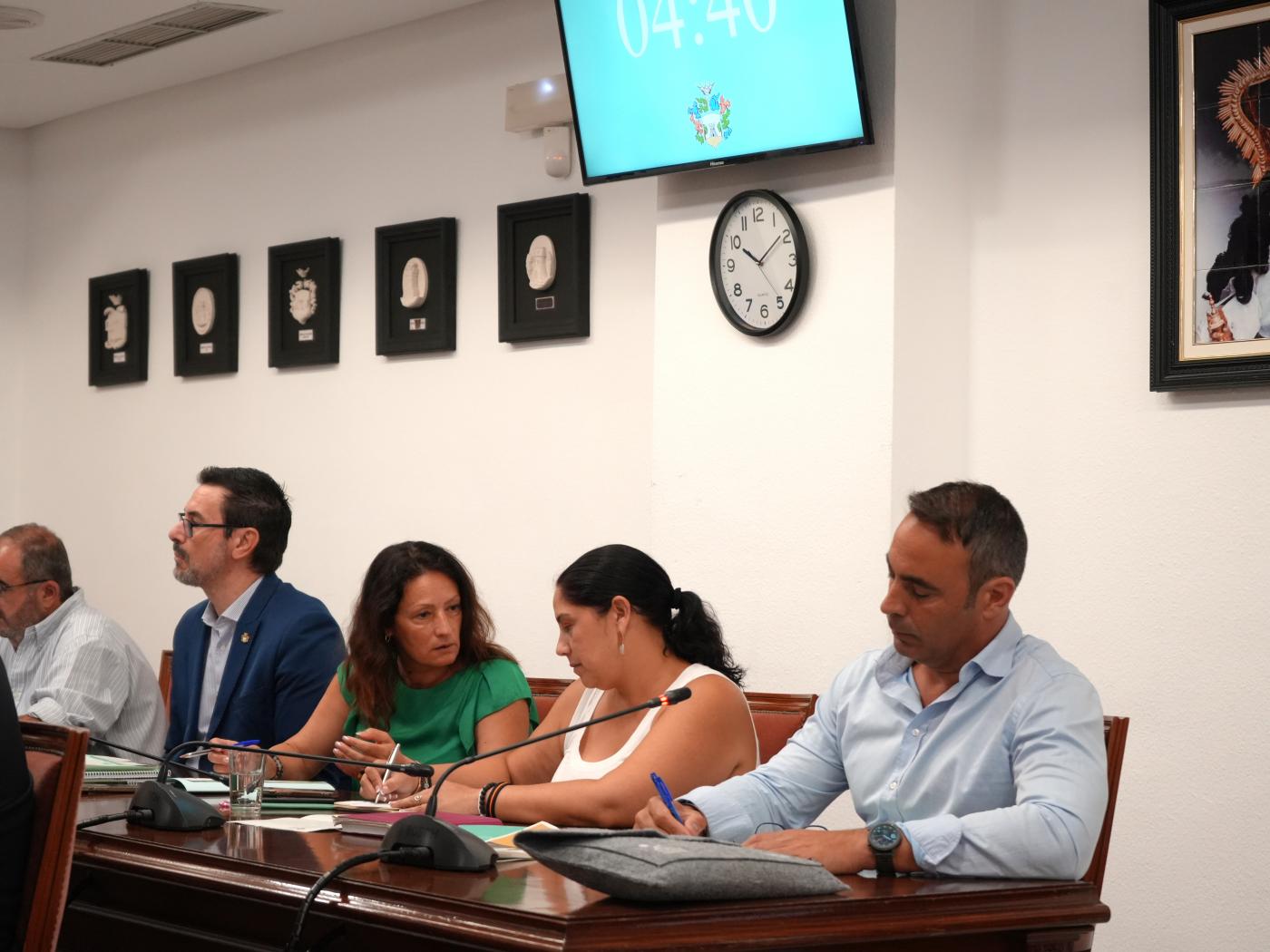 El concejal de Bienestar Animal, Marco Cortés (dcha.), puso en valor el trabajo de estos colectivos y de su área