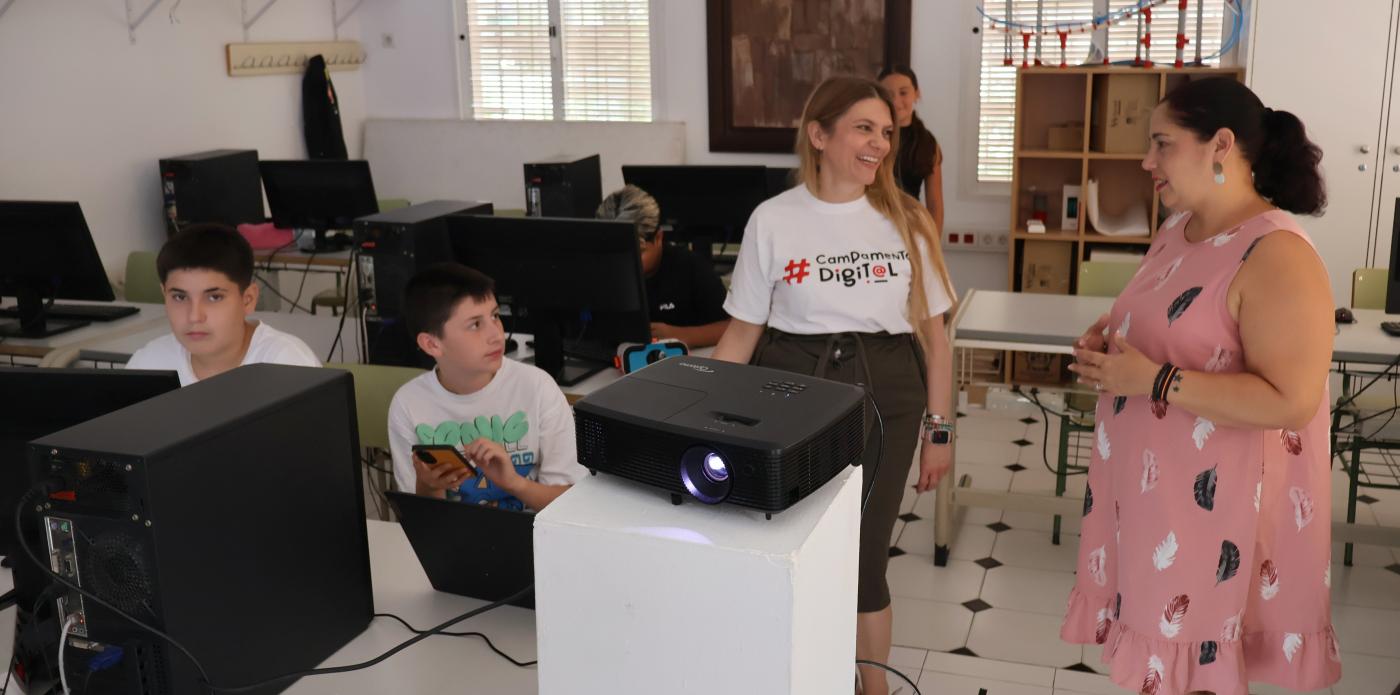 La edil de Juventud, Melisa Ceballos, visitó hoy este campamento digital.