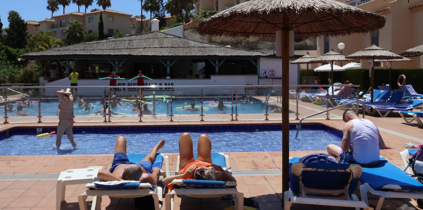 Piscina del resort Wyndham Costa del Sol, este mediodía.