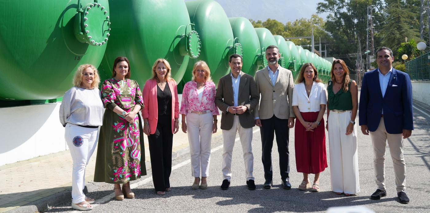 El presidente de la Junta de Andalucía, Moreno Bonilla (centro), junto a la alcaldesa de Mijas, Ana Mata (2ª dch.), entre otros, han inaugurado hoy la desaladora. | M. J. Gómez.