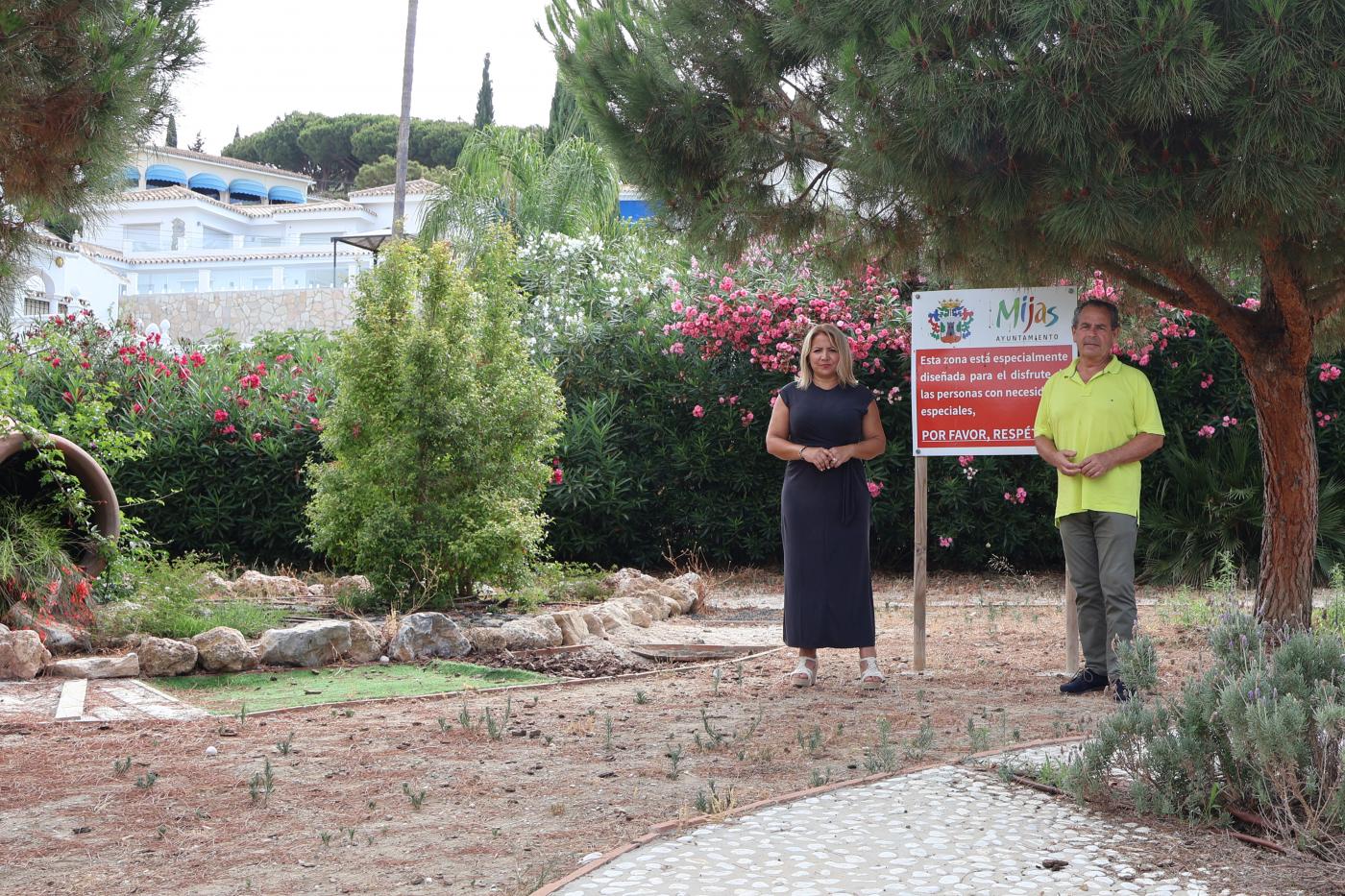 Los ediles socialistas Laura Moreno y Juan Antonio Carrasco este miércoles en el parque de Los Sentidos (La Cala).  NURIA LUQUE