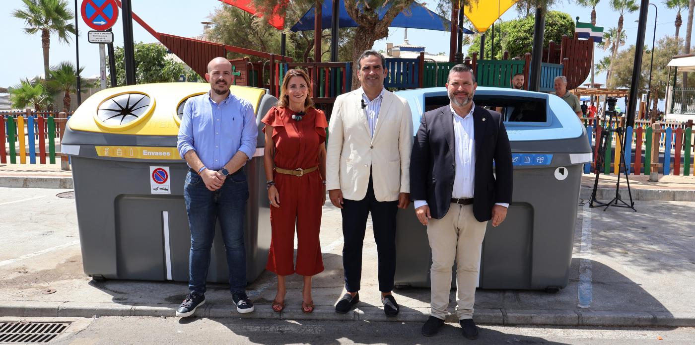 La alcaldesa de Mijas, Ana Mata, junto al presidente de la Mancomunidad, Manuel Cardeña, y los ediles mijeños Eloy Belmonte y Daniel Gómez Teruel. BEATRIZ MARTÍN