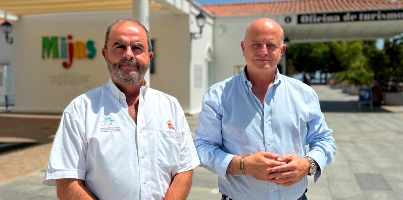 El portavoz de Vox Mijas y primer teniente de alcalde, Juan Carlos Cuevas Dawson (dcha.), junto al edil de Turismo del municipio, Francisco Jerez. | Prensa Vox Mijas.