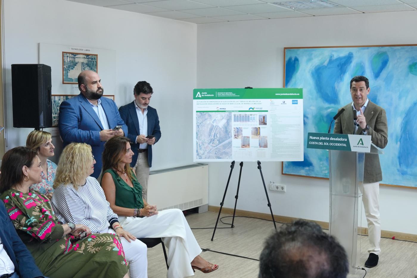 El presidente de la Junta de Andalucía, Juanma Moreno, inauguró la ampliación, a la que asistió la alcaldesa de Mijas, Ana Mata (1ª por la derecha) | María José Gómez.