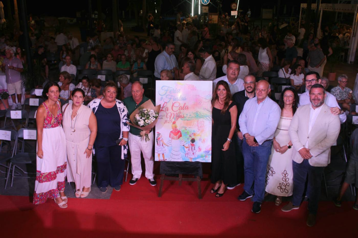 El pregonero Paco Lozano, junto con la alcaldesa y el equipo de gobierno. M.C.