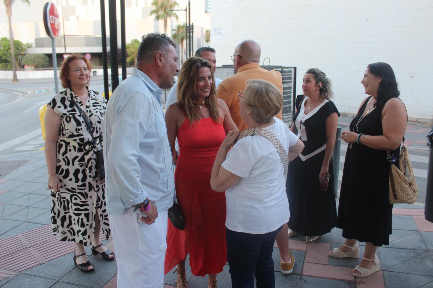 En el centro, la primer edil, Ana Mata (PP), hablando con vecinos.