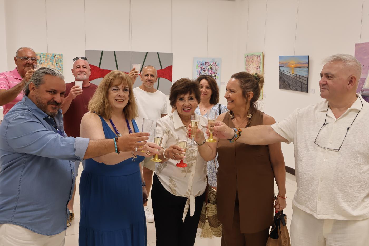 Pueden visitar las pinturas en el Centro Cultural de La Cala de Mijas.