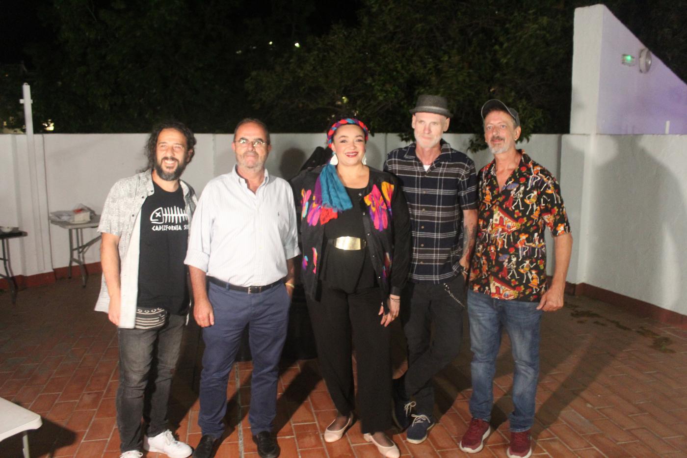 El concejal de Turismo junto a miembros de una de las bandas que actuó