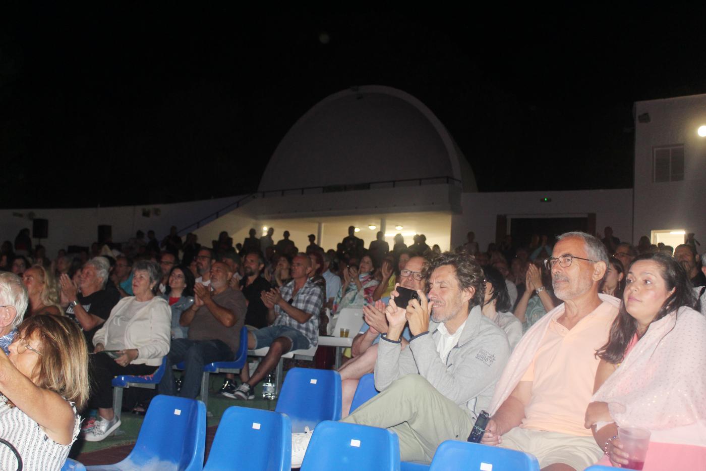 El público llenó el auditorio