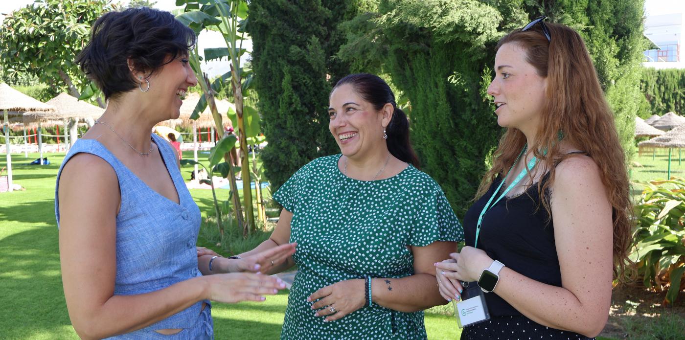En el centro, la concejala de Juventud, junto a la técnica en prevención y promoción de la AECC en Málaga y  (izq.) la farmacéutica Aixa Galán