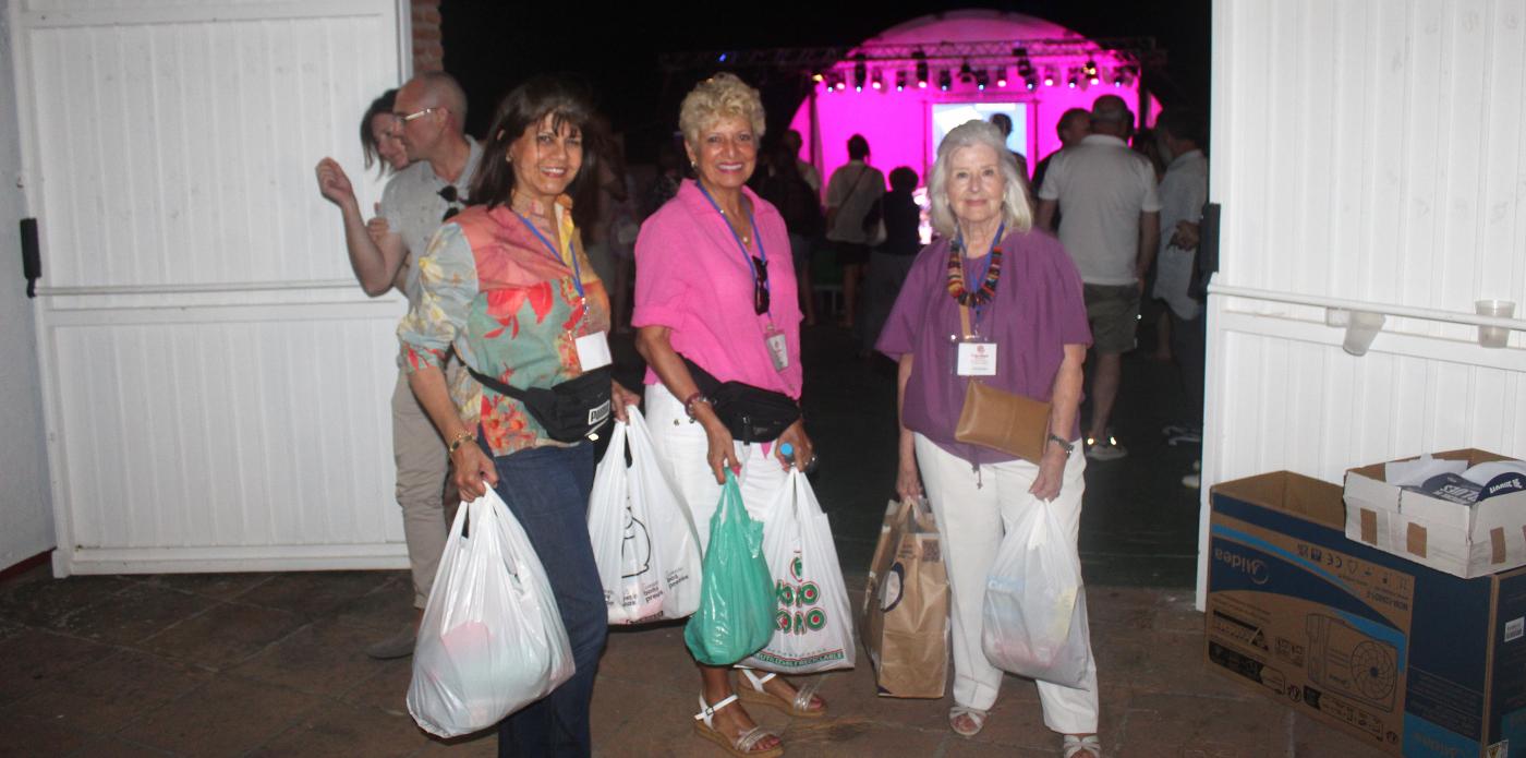 El público fue depositando las bolsas de alimentos en la entrada del auditorio mijeño.  MIJAS COMUNICACIÓN. 