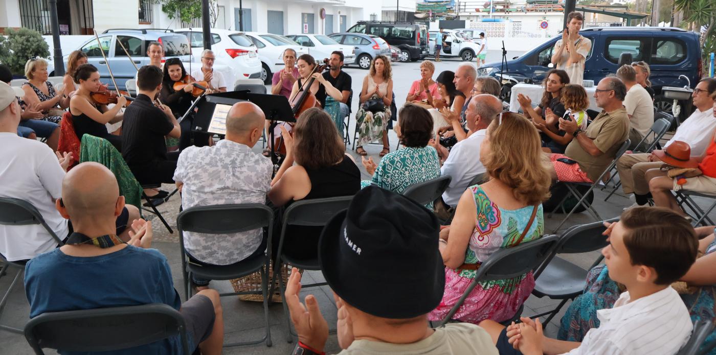 El concierto despertó el interés de muchos vecinos y visitantes.