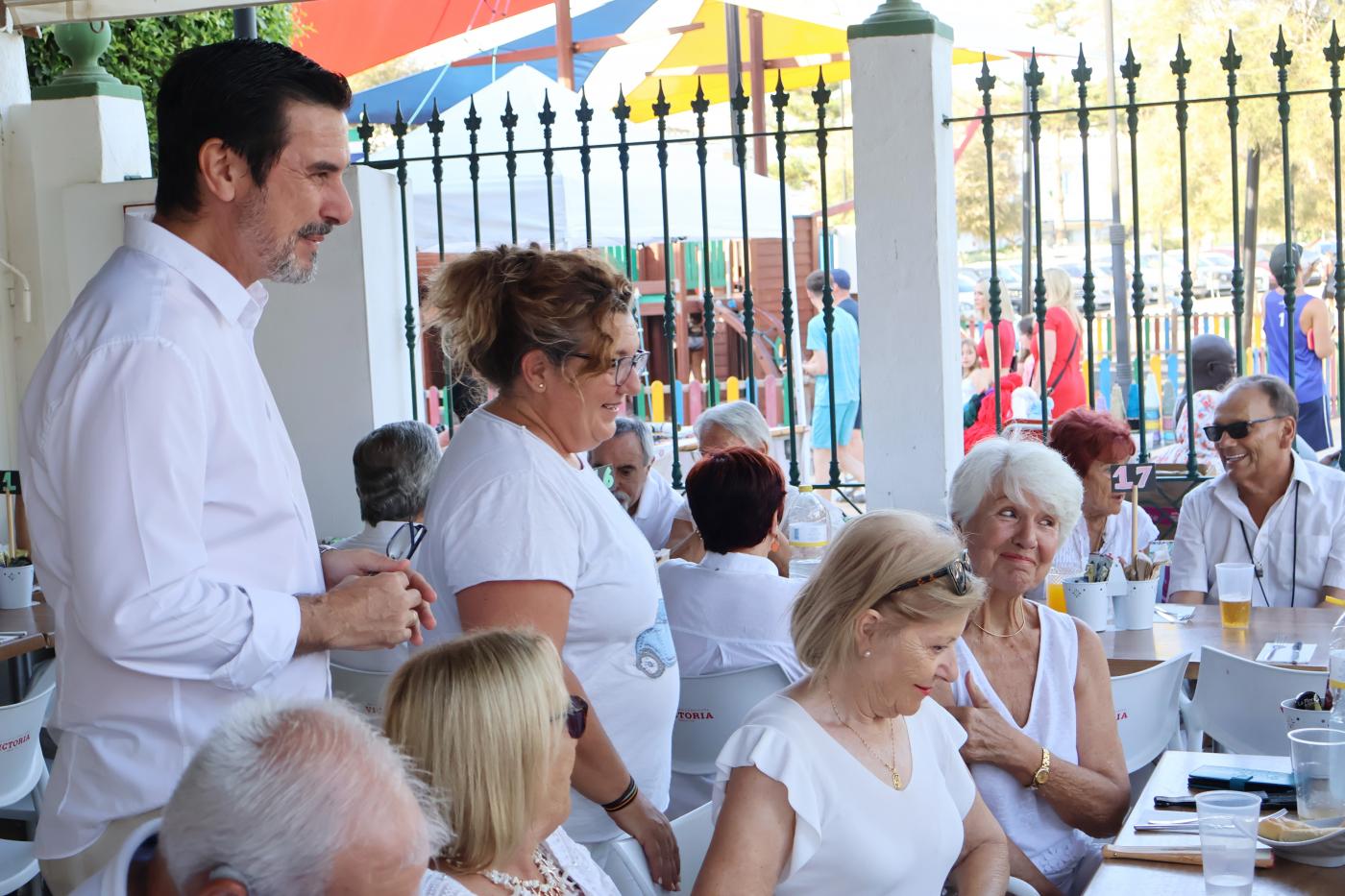La concejala de Mayores Silvia Marín junto al edil del equipo de gobierno Juan José Torres Trella durante el evento. |