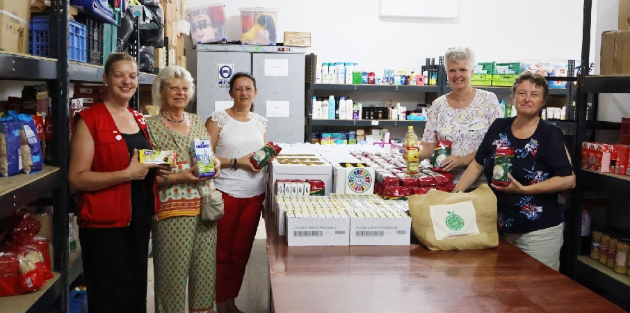 Soroptimist International donates products worth two thousand euros to the Food Bank