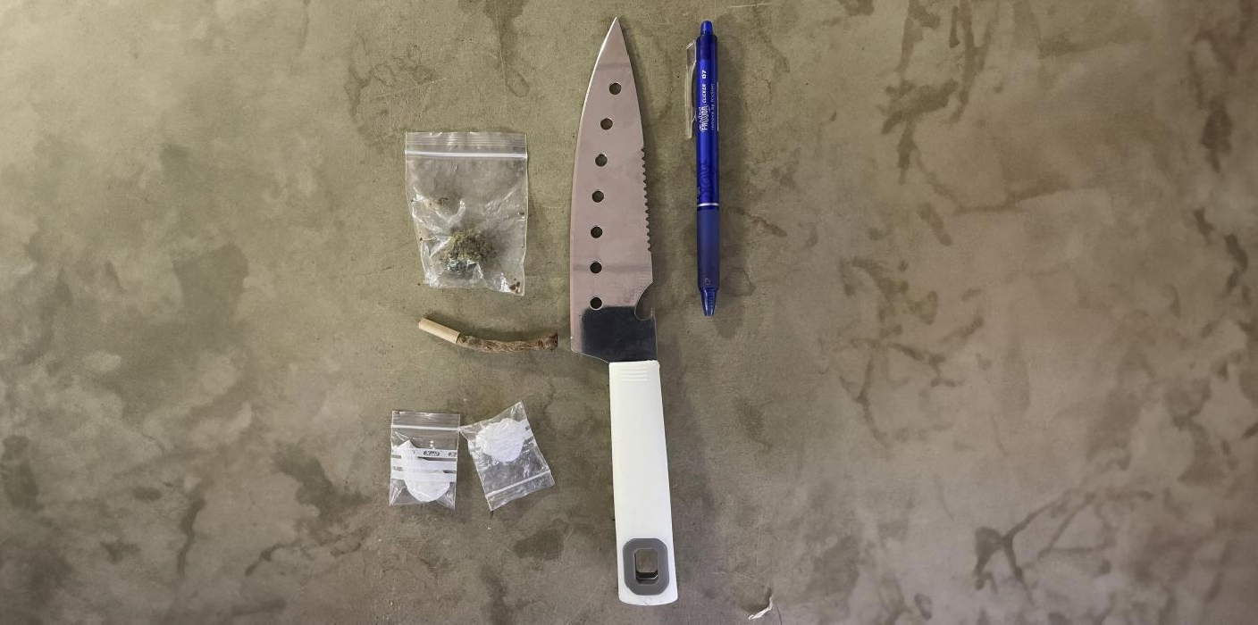 Interceptan en la calle a un varón que portaba un cuchillo, marihuana y cocaína