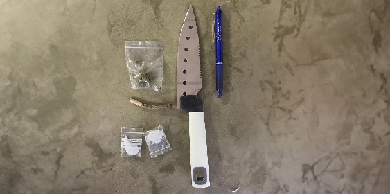 Interceptan en la calle a un varón que portaba un cuchillo, marihuana y cocaína