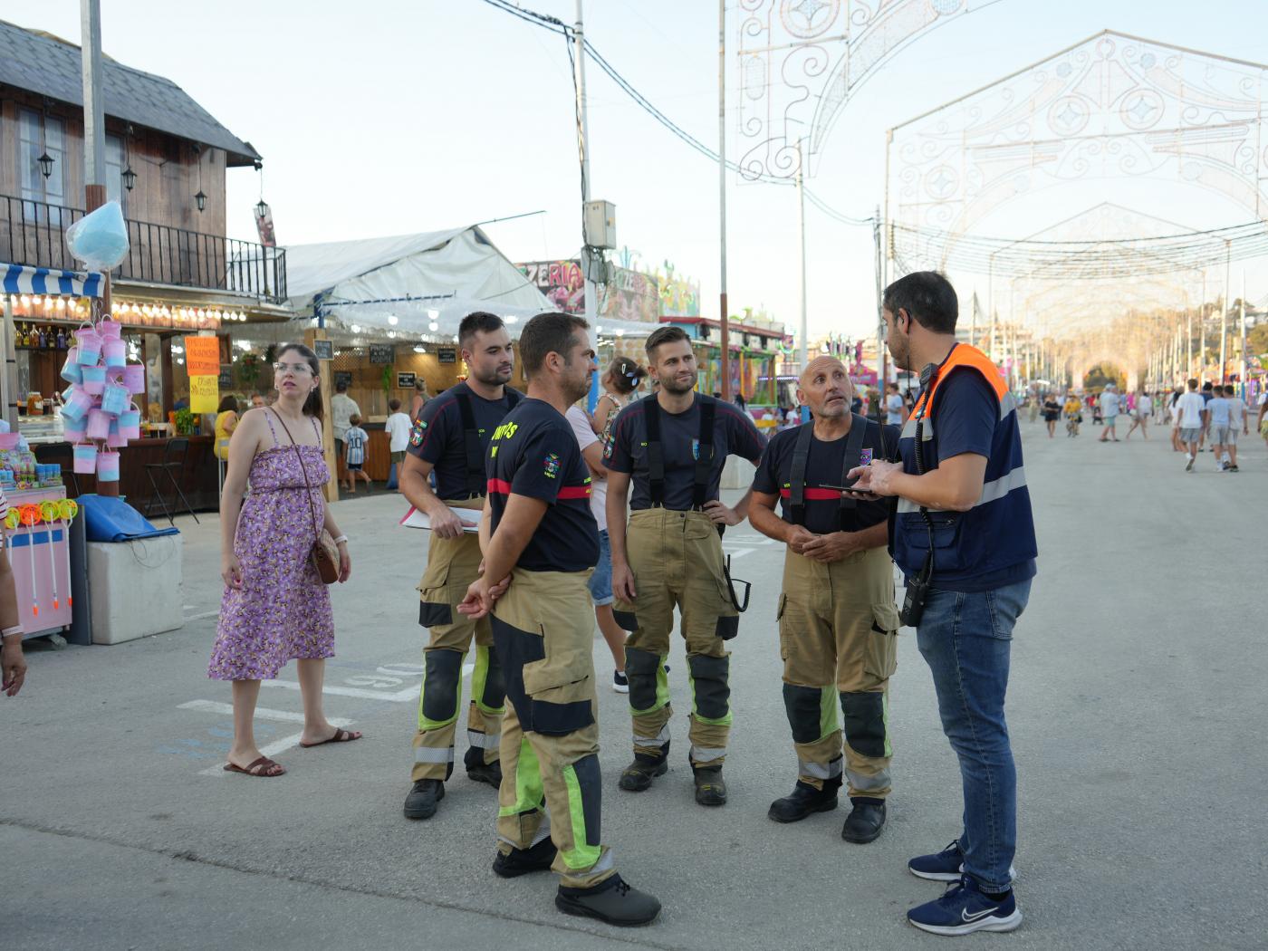 Foto de efectivos de Bomberos y Protección Civil durante la feria caleña el pasado año.