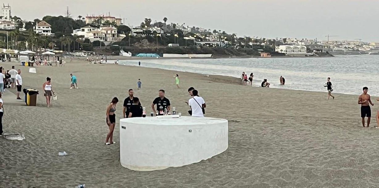 Cuatro jóvenes denunciados por consumir alcohol y sustancias estupefacientes en la playa