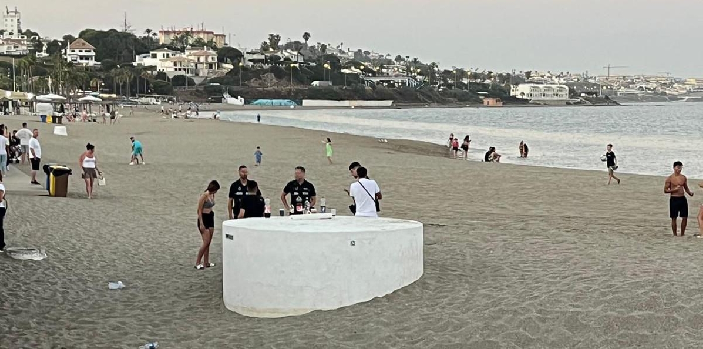 Cuatro jóvenes denunciados por consumir alcohol y sustancias estupefacientes en la playa