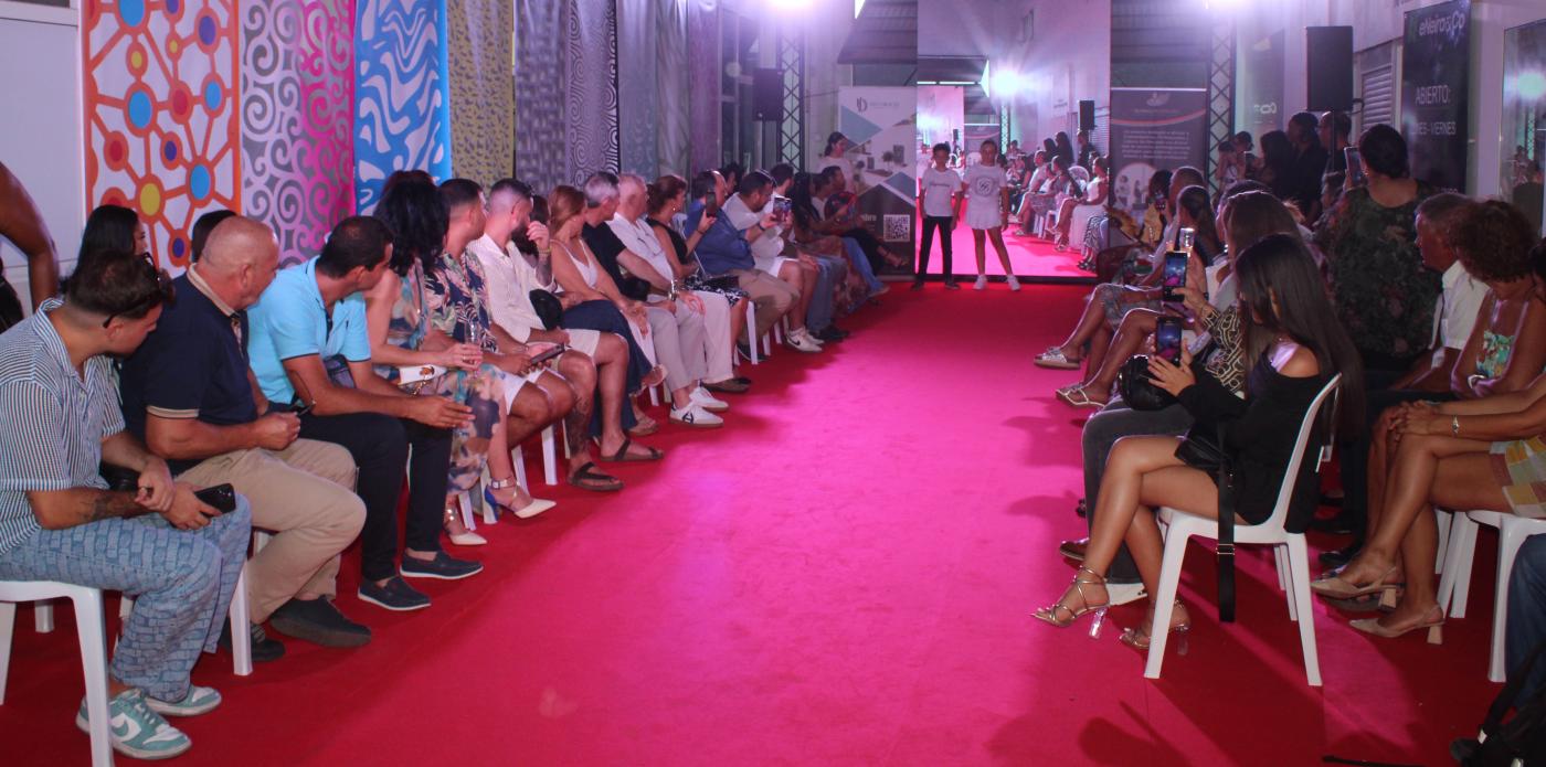 El pase de moda incluyó un desfile de ropa infantil. |