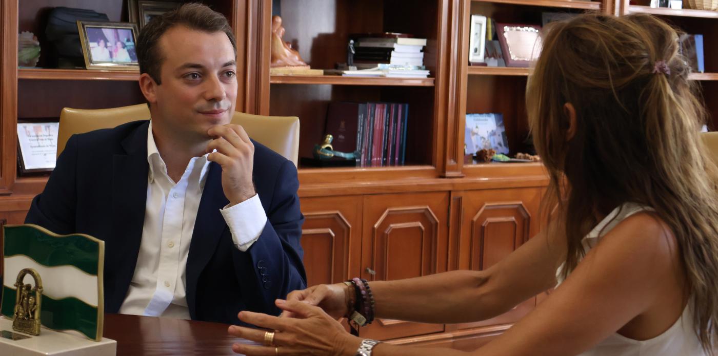 La alcaldesa, Ana Mata, en su reunión con Carlos Huesa.