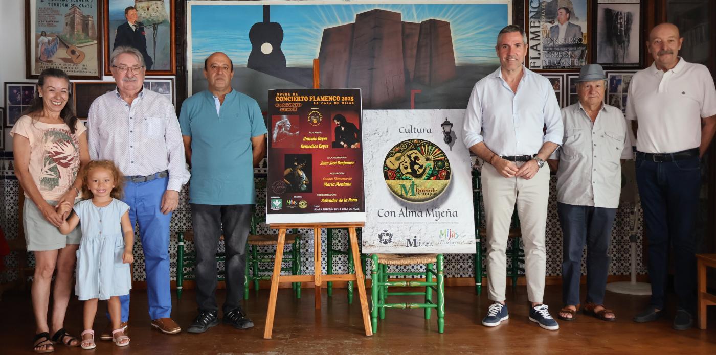 Presentación del evento junto a los miembros de la peña. |